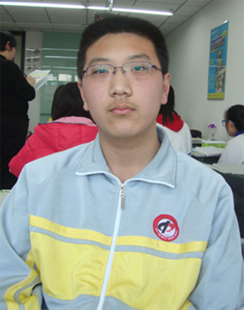 虽然当天是周六,只是在上课外班,但张尉峰依旧全身穿着北京二中校服