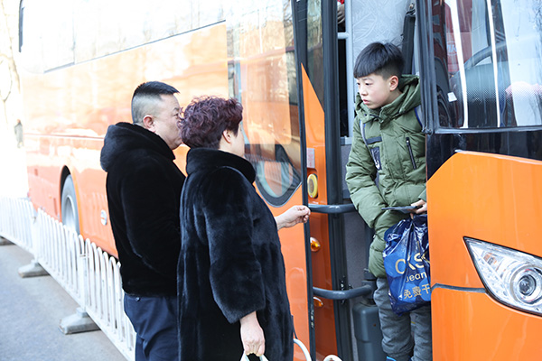 临行前,家长对孩子做最后的叮嘱 临行前,家长对孩子做最后的叮嘱