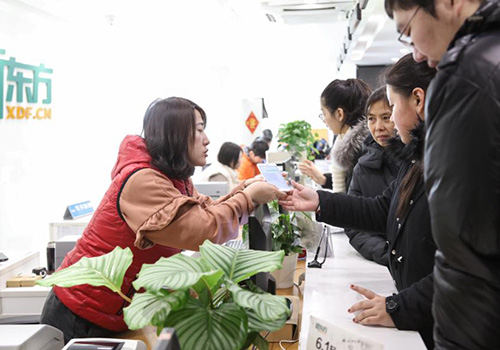 工作人员为学员和家长进行讲解 工作人员为学员和家长进行讲解