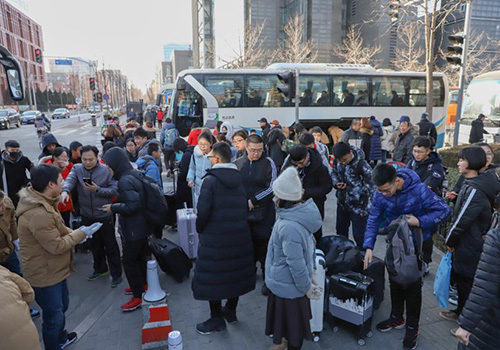学员上班车前往校区 学员上班车前往校区