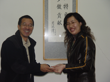 俞敏洪代表新东方为内蒙古农大患白血病学生捐