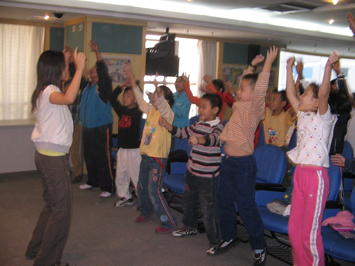 数边发。我也急忙上前说:我来帮你发.作文!