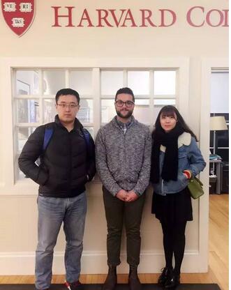 甄震老师（左一）和王梅老师（右一）与哈佛大学招生官
