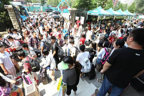 流程优化后依然火爆的报名现场