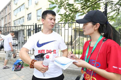 郝连青老师（左一）接受采访