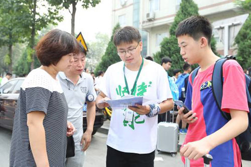 耐心接受咨询的工作人员