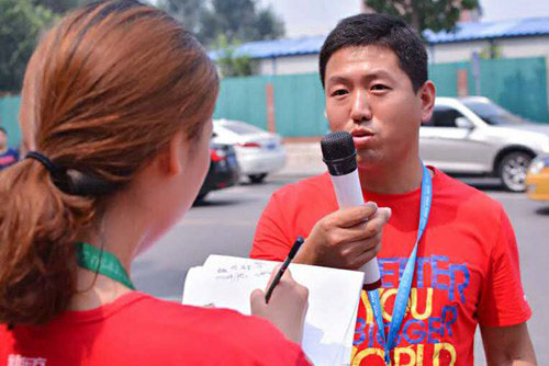组织疏导现场的工作人员李振峰在接受记者采访