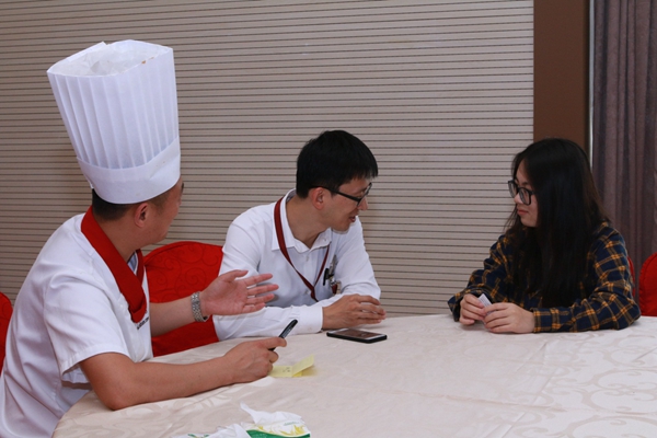 苏子文与后勤老师沟通学生的餐饮情况